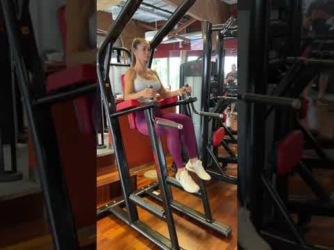 YouTube video demonstration: Captain's Chair Knee Raise 3D Form & Technique Demonstration